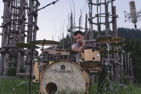 Lorenzo Ferrari sul palco con la sua band