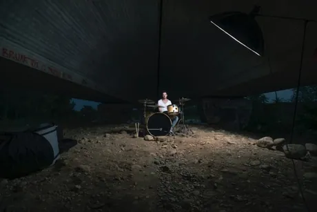 Scatto dal dietro le quinte di un live di Lorenzo Ferrari