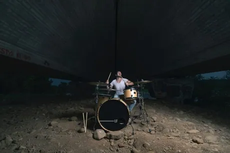 Lorenzo Ferrari alla batteria durante un concerto