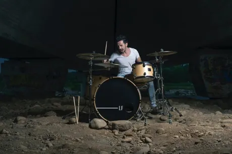 Lorenzo Ferrari sul palco con la sua band