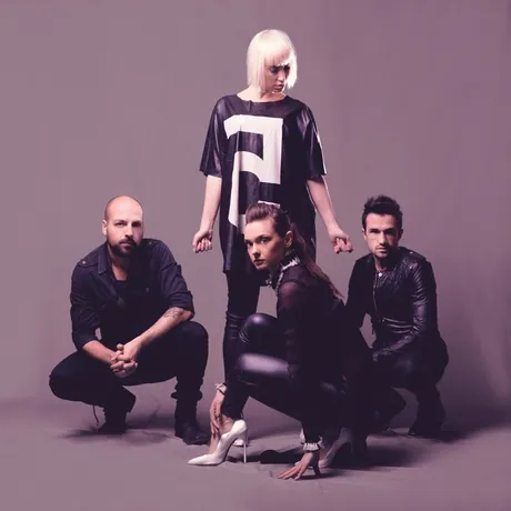 Lorenzo Ferrari sul palco con la sua band