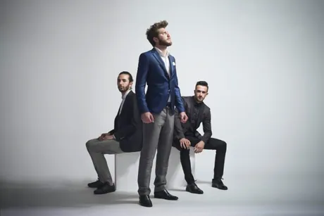 Lorenzo Ferrari sul palco con la sua band