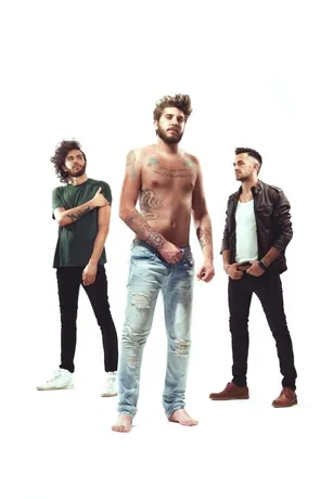 Lorenzo Ferrari sul palco con la sua band