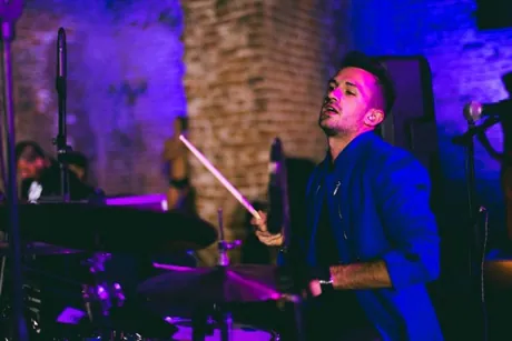 Lorenzo Ferrari alla batteria durante un concerto