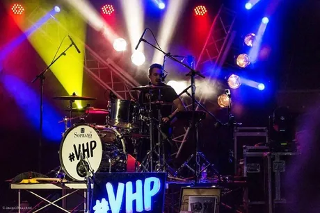Lorenzo Ferrari sul palco con la sua band