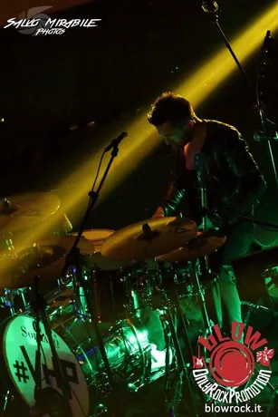 Lorenzo Ferrari sul palco con la sua band