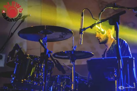 Lorenzo Ferrari alla batteria durante un concerto