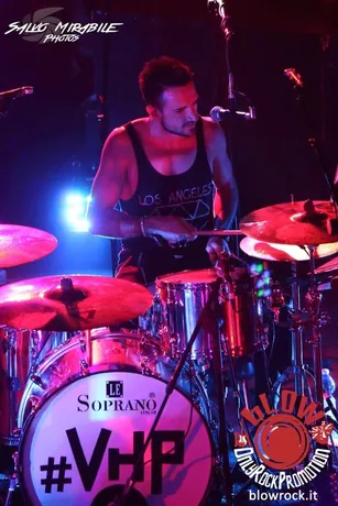 Lorenzo Ferrari sul palco con la sua band