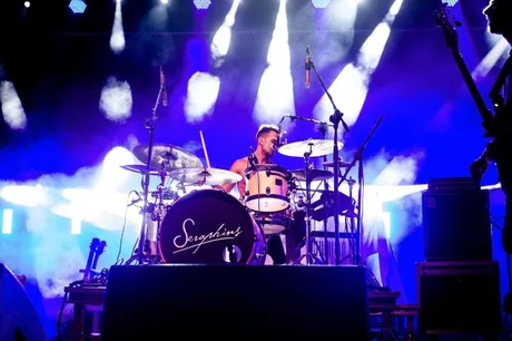 Lorenzo Ferrari alla batteria durante un concerto