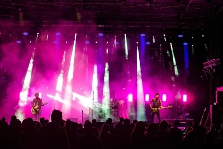 Lorenzo Ferrari sul palco con la sua band