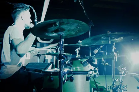 Lorenzo Ferrari alla batteria durante un concerto