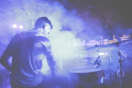 Lorenzo Ferrari alla batteria durante un concerto