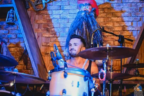 Lorenzo Ferrari sul palco con la sua band