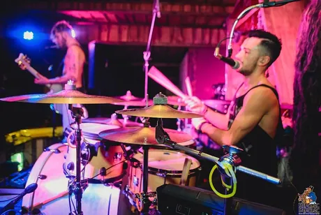 Lorenzo Ferrari alla batteria durante un concerto