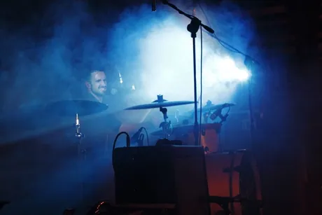 Lorenzo Ferrari alla batteria durante un concerto