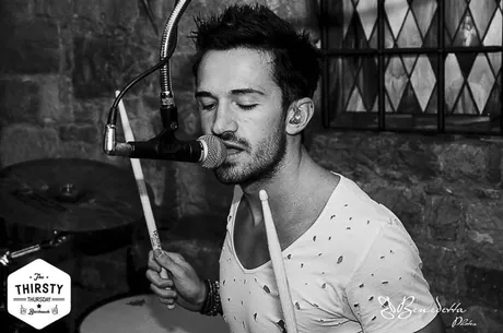 Lorenzo Ferrari sul palco con la sua band