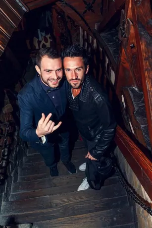 Scatto dal dietro le quinte di un live di Lorenzo Ferrari