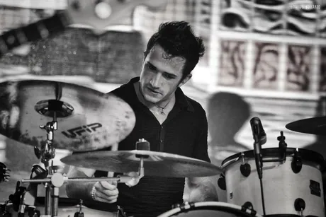 Lorenzo Ferrari alla batteria durante un concerto