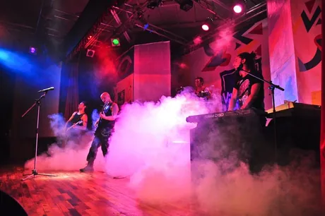 Lorenzo Ferrari alla batteria durante un concerto