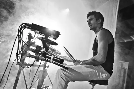 Lorenzo Ferrari sul palco con la sua band