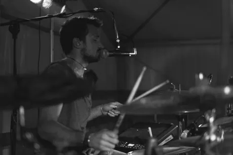 Lorenzo Ferrari alla batteria durante un concerto