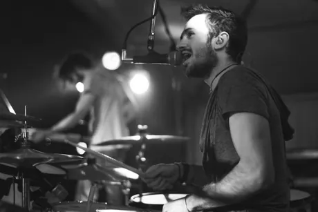 Lorenzo Ferrari sul palco con la sua band