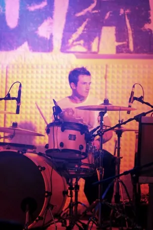 Lorenzo Ferrari alla batteria durante un concerto