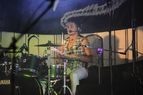 Lorenzo Ferrari alla batteria durante un concerto