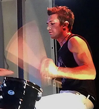 Lorenzo Ferrari sul palco con la sua band