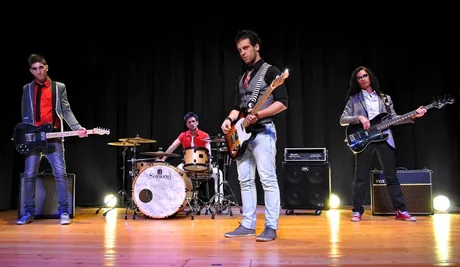 Lorenzo Ferrari alla batteria durante un concerto