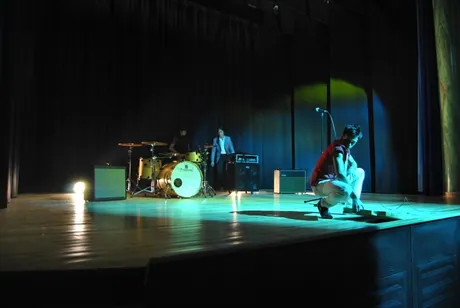 Lorenzo Ferrari alla batteria durante un concerto