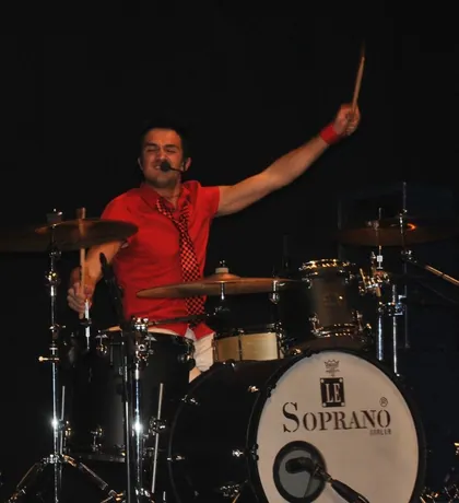 Lorenzo Ferrari sul palco con la sua band