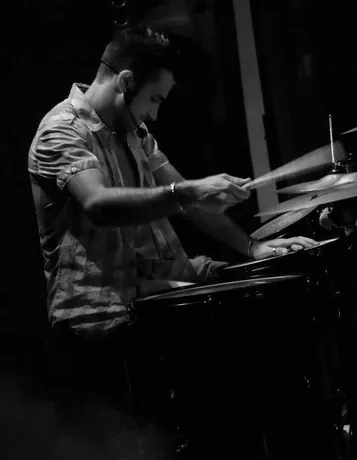 Lorenzo Ferrari alla batteria durante un concerto
