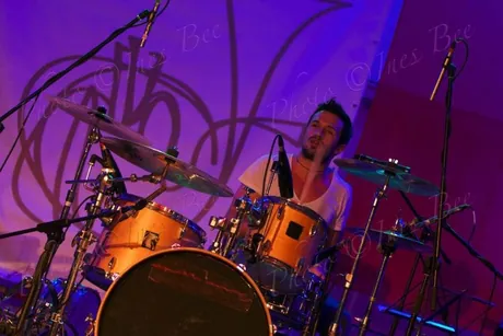 Lorenzo Ferrari sul palco con la sua band