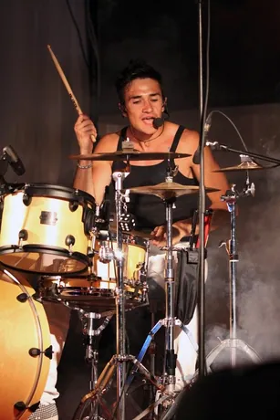 Lorenzo Ferrari alla batteria durante un concerto