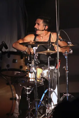 Lorenzo Ferrari sul palco con la sua band