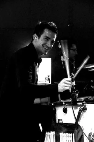 Lorenzo Ferrari alla batteria durante un concerto