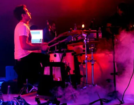 Lorenzo Ferrari sul palco con la sua band