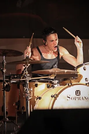 Lorenzo Ferrari alla batteria durante un concerto