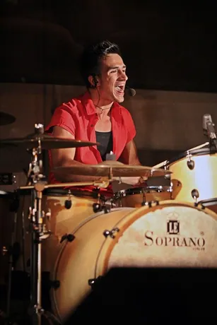 Lorenzo Ferrari sul palco con la sua band