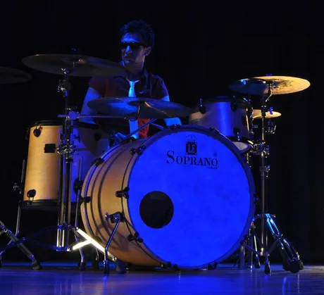 Lorenzo Ferrari alla batteria durante un concerto