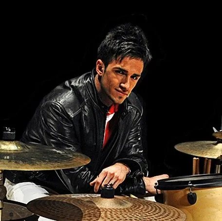 Lorenzo Ferrari sul palco con la sua band